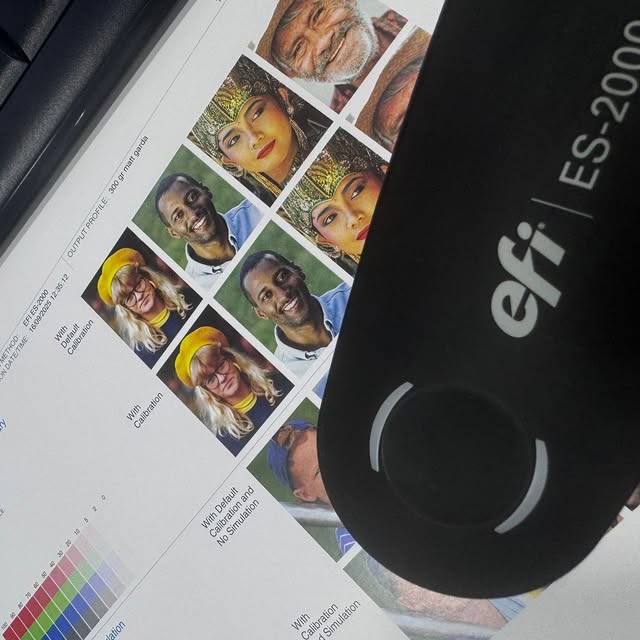 Probni otisak fotografija u boji na tiskarskom stroju